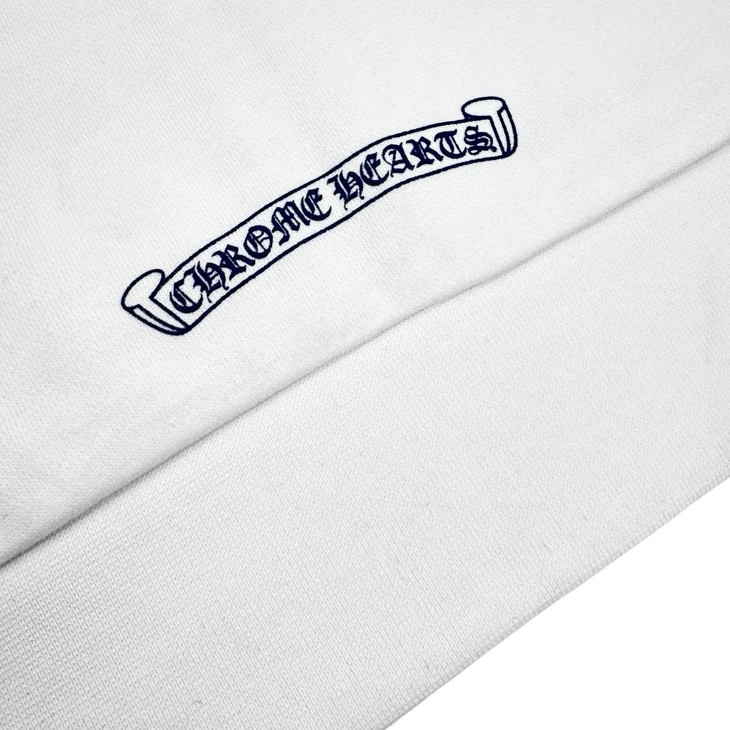 🅿️500 CH Crow Heart 1998 Limited Edition Sanskrit Printed Hooded Sweatshirt. The fabric is made of customized soft cloud-like 100% cotton velvet-like sweatshirt fabric. It is delicate, smooth and comfortable to the skin. It is made of pure white as the base. The indigo lines are neatly split. Western Gothic text is embellished on the chest. It controls the visual focus and extends vertically from the wrist to the shoulder line. It is a magical touch that breaks the monotony of the sweatshirt. The zippered hooded silhouette deconstructs the lazy drape carrying suede. When Gothic fonts meet all-white, it not only retains the coldness of Gothic, but also dissolves the depression of darkness with the purity of white, giving concrete expression to the sweet-cool balance. It unlocks a multi-faceted style and adopts glue printing. The printing has been modified three times with the film screen. Use glue liquid paint to print the pattern on the fabric. The fabric is baked to fix the printing pattern, and the fabric has been washed. It has a better hand feel and texture, is not easy to deform, and is not easy to shrink. Not easy to fade and maintain long-lasting beauty. Size:S-M-L-XL